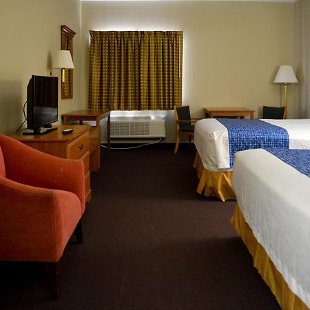 Travelodge By Wyndham St. Louis Berkeley Exterior photo