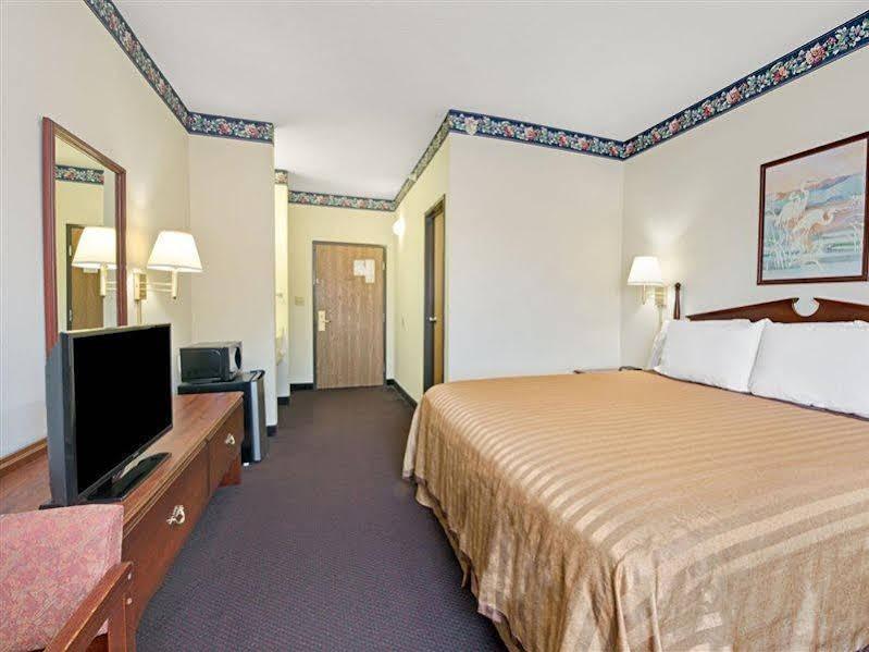 Travelodge By Wyndham St. Louis Berkeley Exterior photo