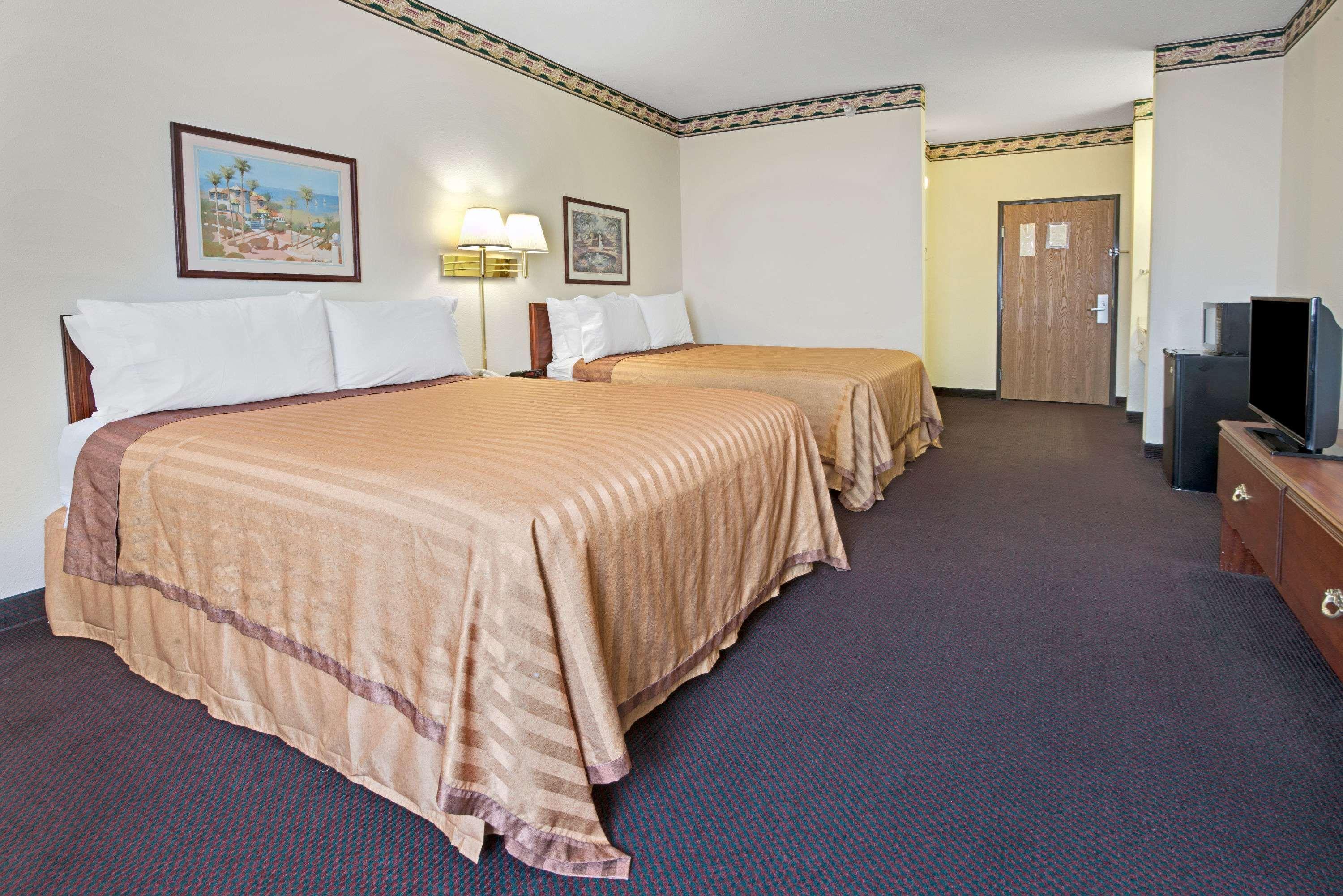 Travelodge By Wyndham St. Louis Berkeley Exterior photo