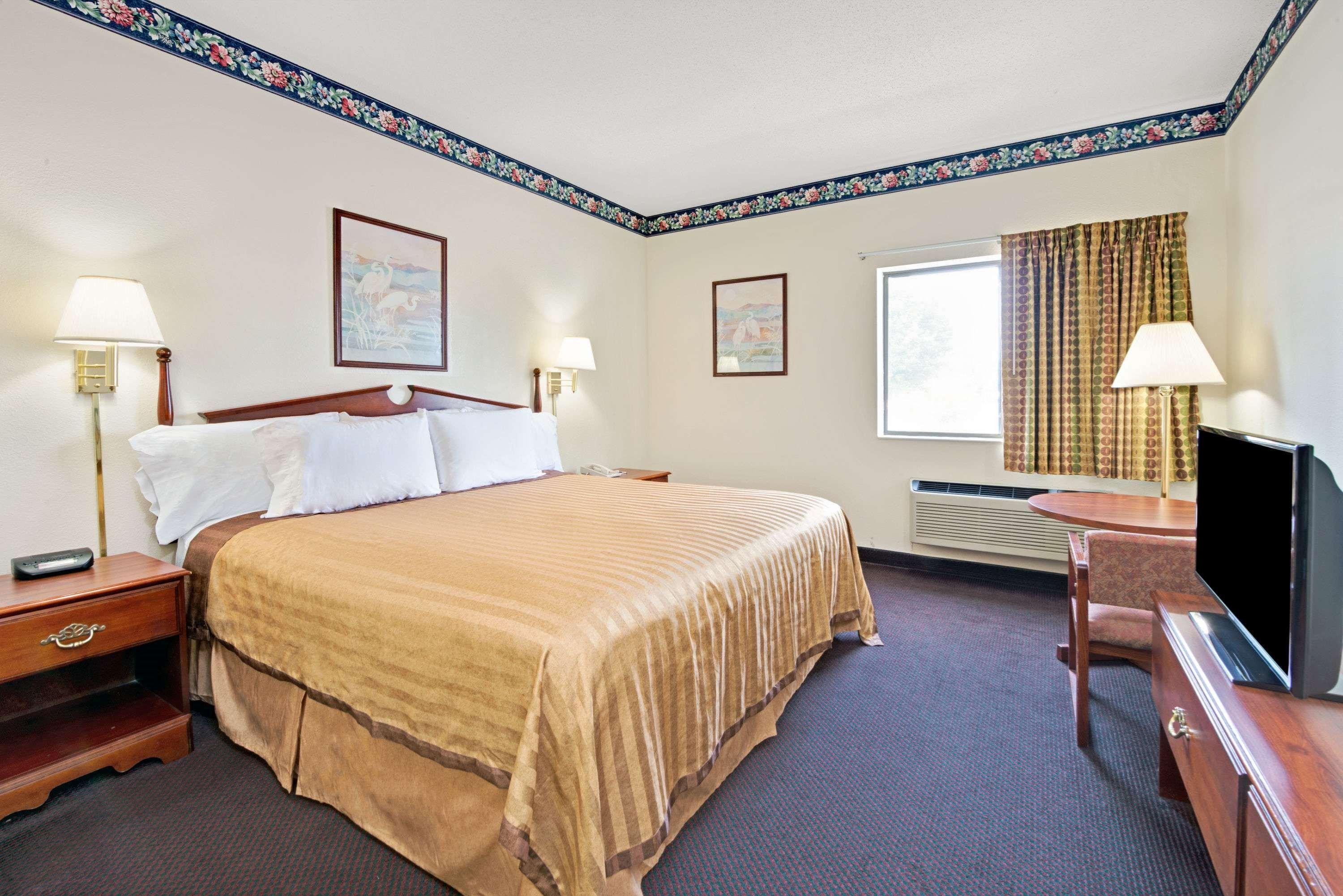 Travelodge By Wyndham St. Louis Berkeley Exterior photo