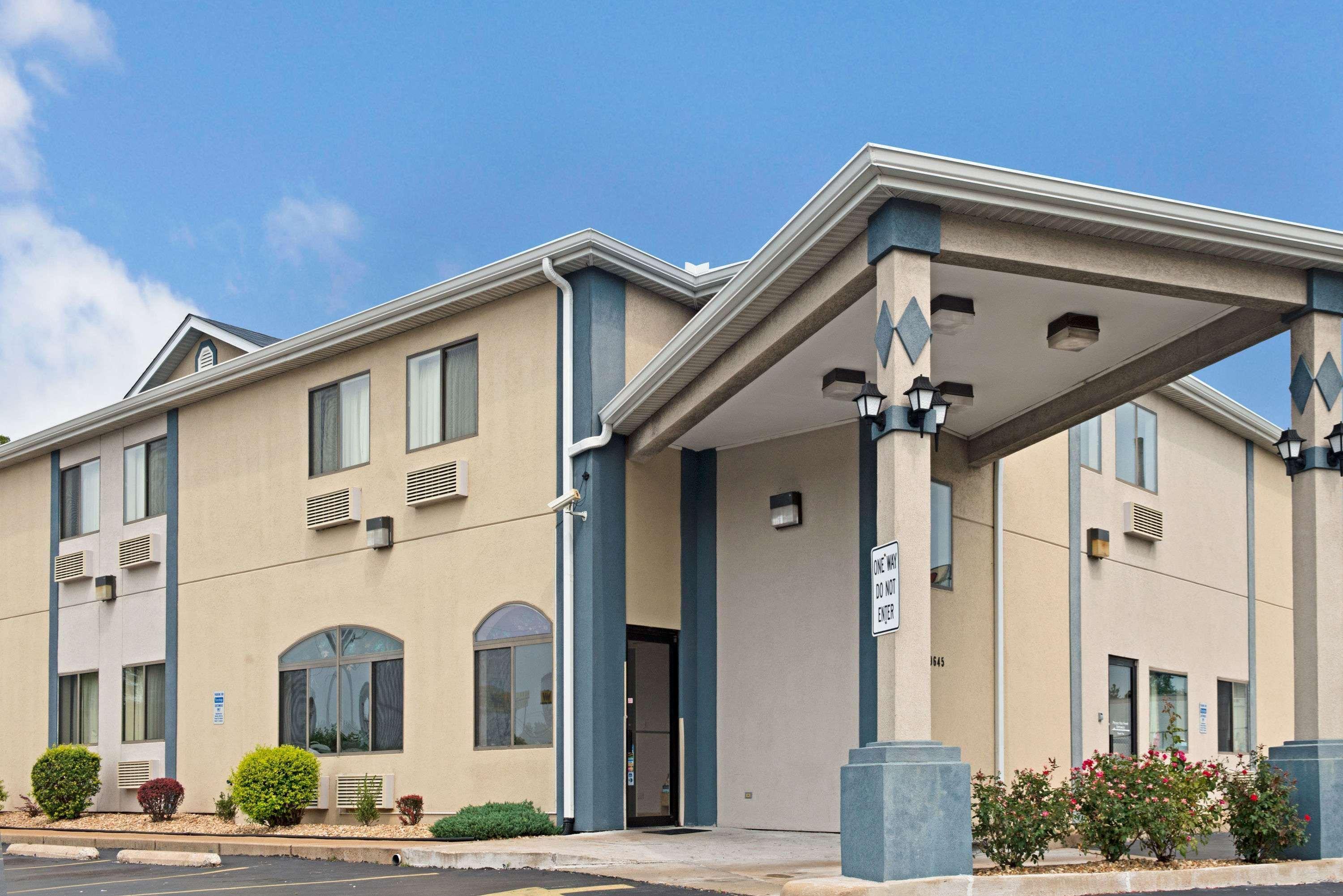 Travelodge By Wyndham St. Louis Berkeley Exterior photo