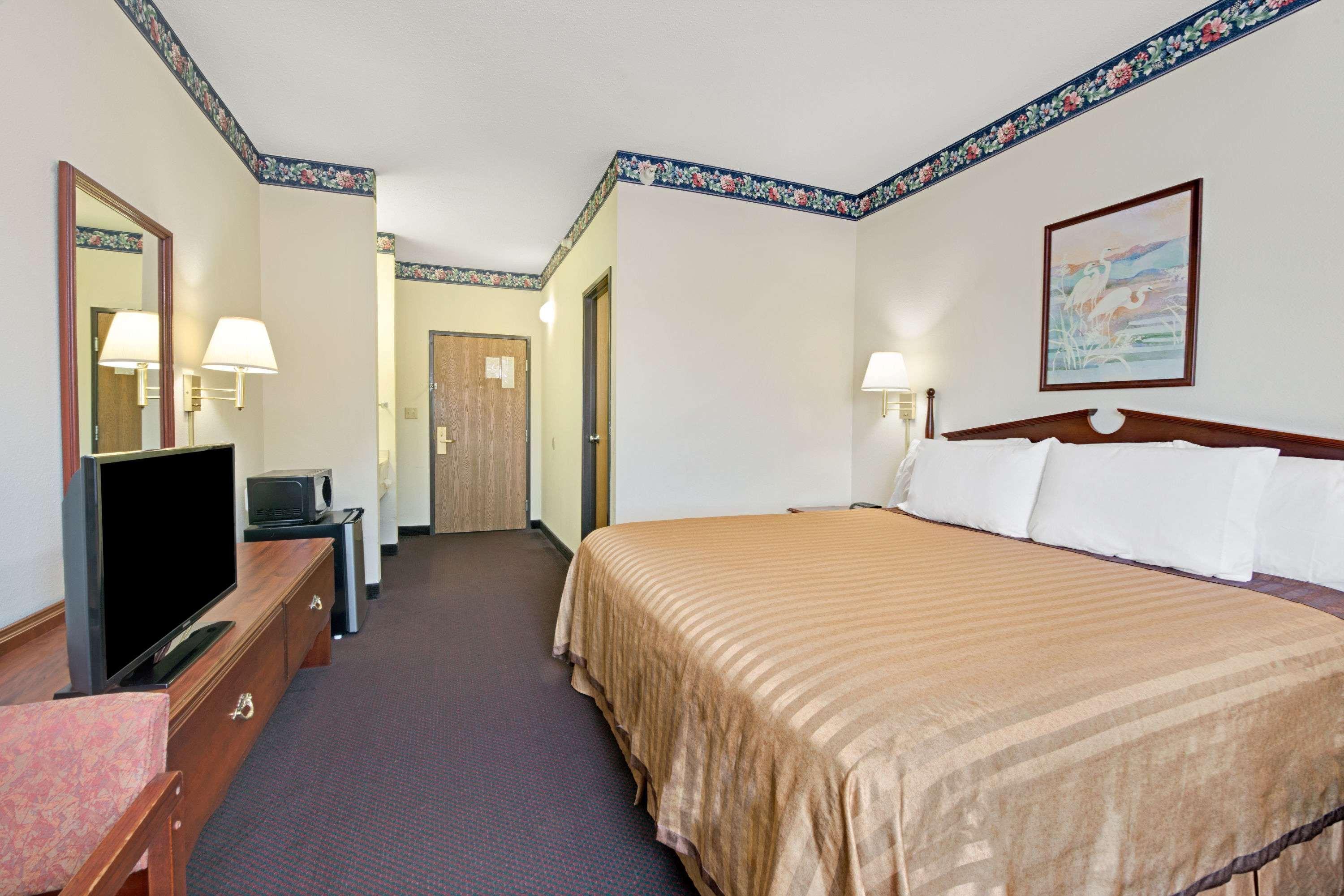 Travelodge By Wyndham St. Louis Berkeley Exterior photo