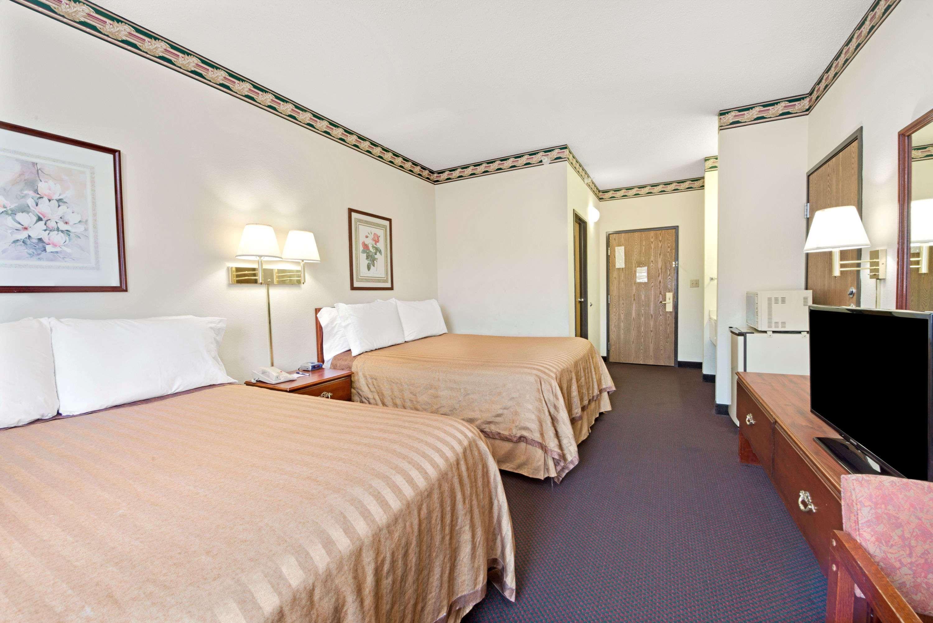 Travelodge By Wyndham St. Louis Berkeley Exterior photo